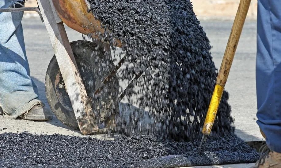 Asfalt co to - poznaj właściwości i zastosowanie tego materiału