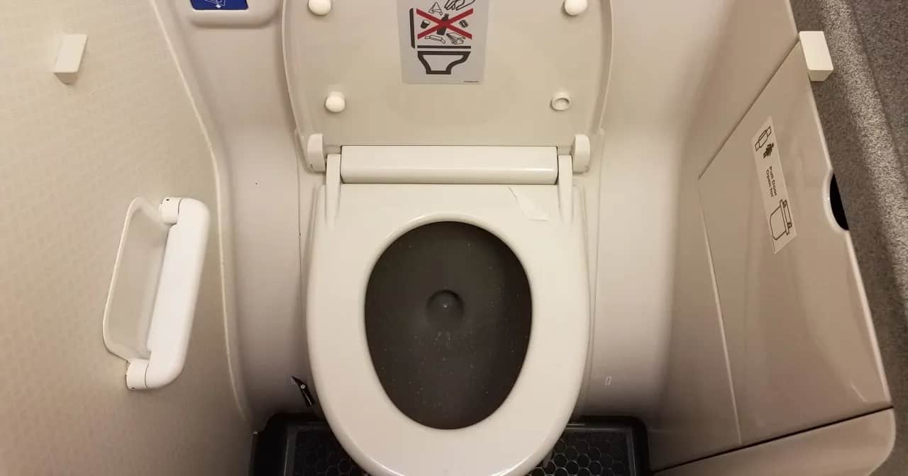 Jak działa toaleta w autokarze? Poznaj jej tajemnice i zasady użytkowania