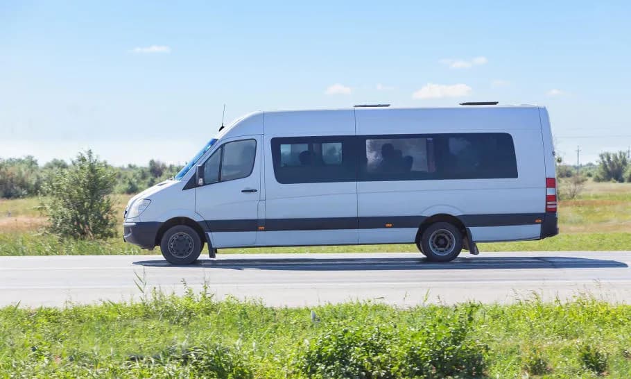 Ile osób może przewozić bus? Sprawdź przepisy i uniknij kar