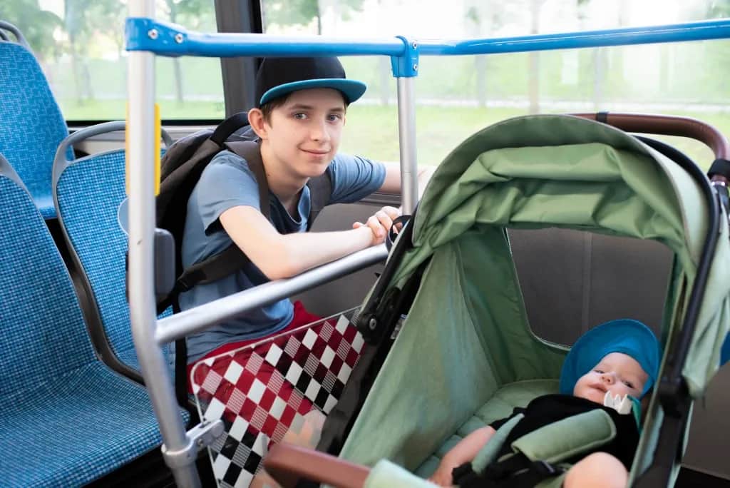 Jak przewozić dziecko w autokarze: uniknij niebezpieczeństw i błędów