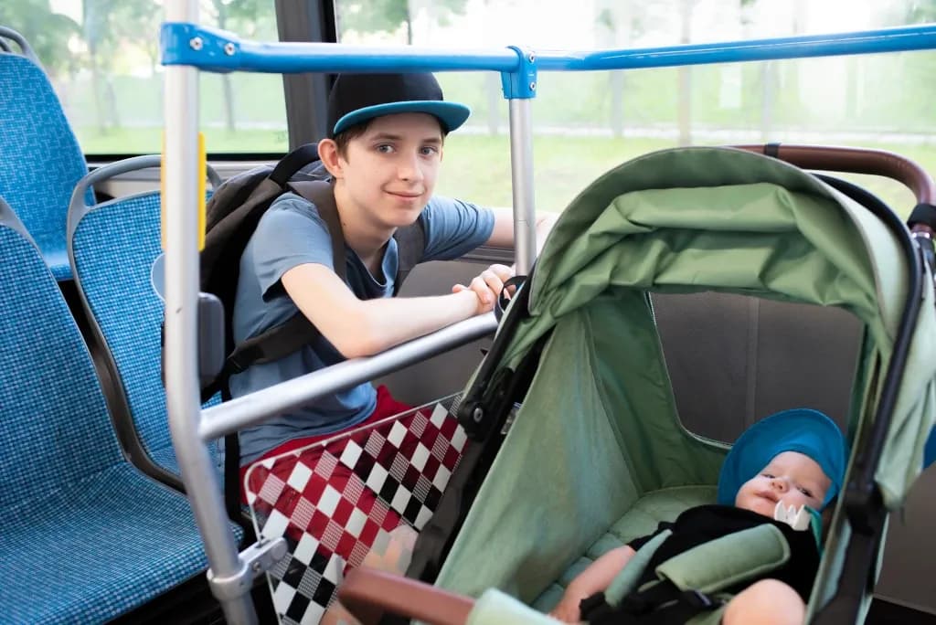 Jak przewozić dziecko w autokarze: uniknij niebezpieczeństw i błędów