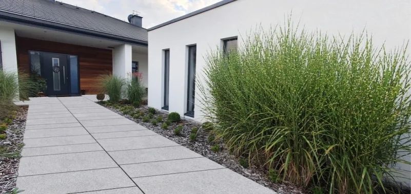 Jaką szerokość chodnika do domu wybrać, aby uniknąć problemów?