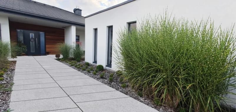 Jaką szerokość chodnika do domu wybrać, aby uniknąć problemów?