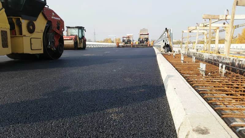 Ile schnie asfalt na gorąco? Poznaj kluczowe czynniki wpływające na czas schnięcia