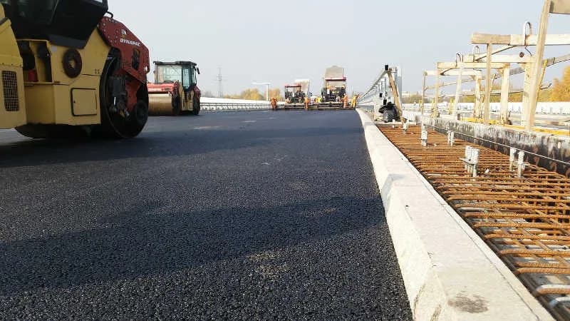 Ile schnie asfalt na gorąco? Poznaj kluczowe czynniki wpływające na czas schnięcia