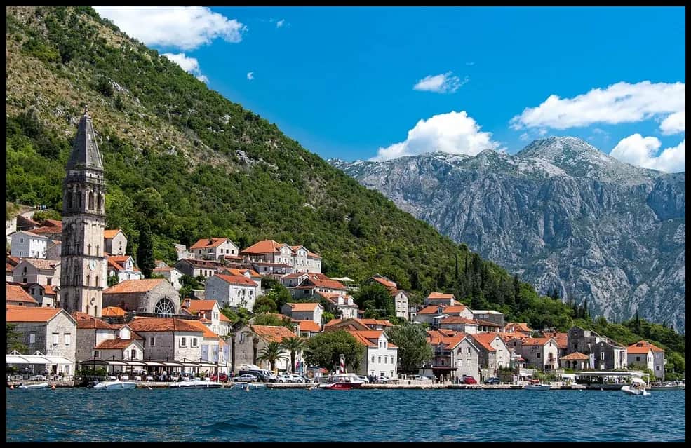 Ile godzin trwa podróż autokarem do Czarnogóry z Polski?