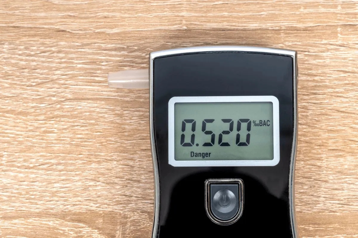 Kto może badać alkomatem? Poznaj przepisy i uprawnienia w pracy