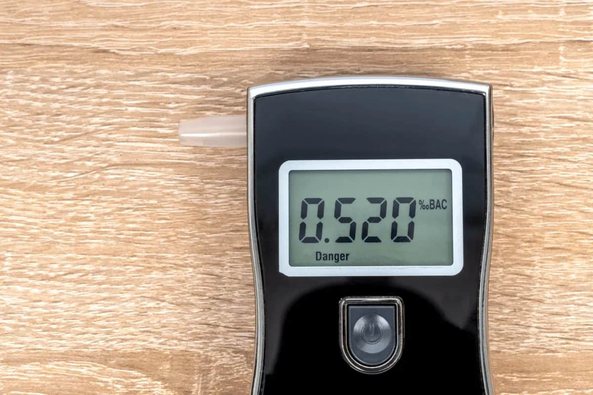 Kto może badać alkomatem? Poznaj przepisy i uprawnienia w pracy