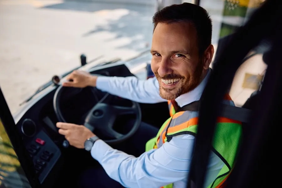 Jak zostać kierowcą autobusu? Kluczowe kroki i koszty, które musisz znać