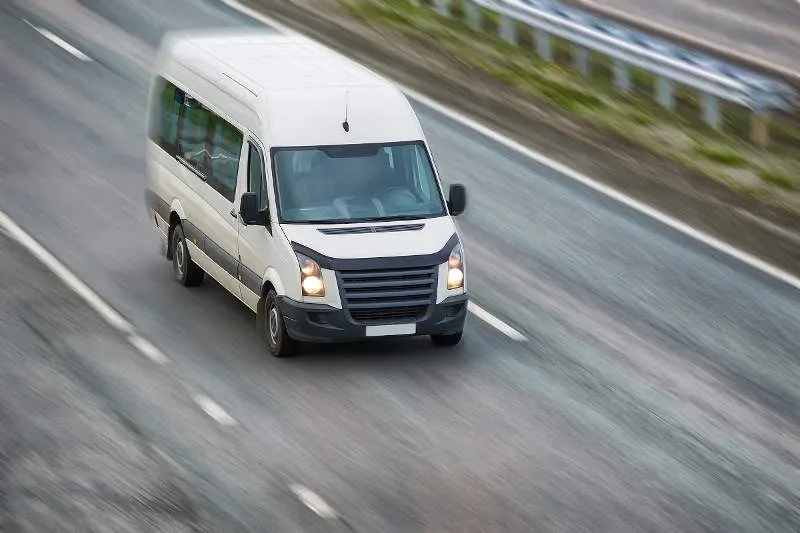 Jakie prawo jazdy potrzebne do busa do 3 5 tony? Sprawdź zasady