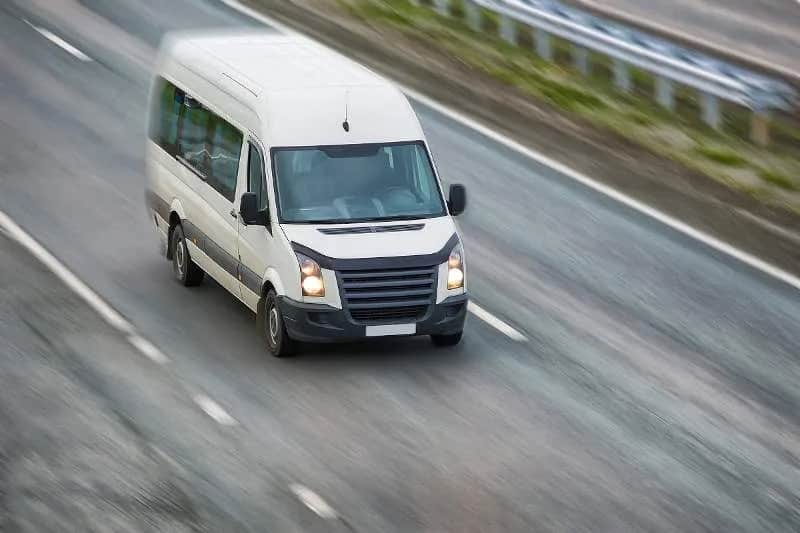 Jakie prawo jazdy potrzebne do busa do 3 5 tony? Sprawdź zasady