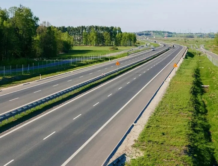 Czym się różni droga ekspresowa od autostrady? Kluczowe różnice i wskazówki