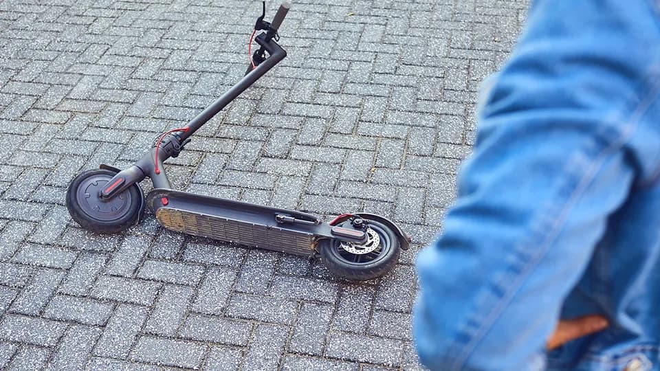 Czy hulajnoga elektryczna można jeździć po chodniku? Sprawdź przepisy!